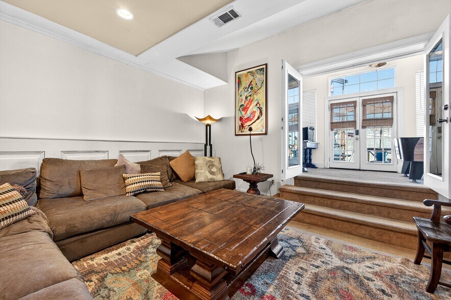 More Photos Of 205-207 E Houston St, Sherman Storefront Retail Residential For Sale