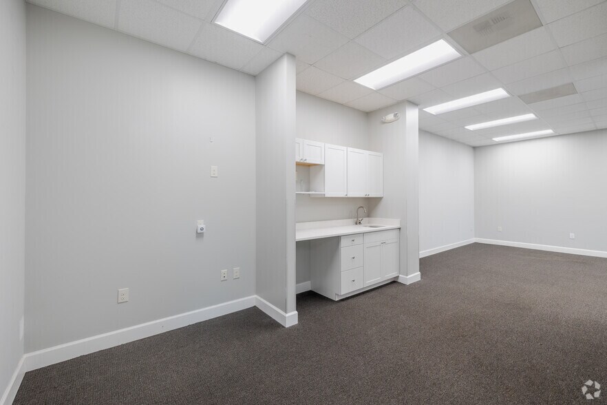 More Photos Of 735 Johnnie Dodds Blvd, Mount Pleasant Medical For Lease