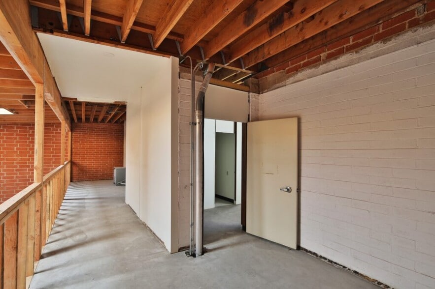 More Photos Of 2216 S Barrington Ave, Los Angeles Research And Development For Sale