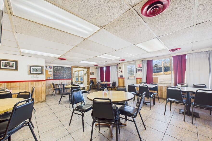 More Photos Of 1603 Central Blvd, Bull Shoals Restaurant For Sale