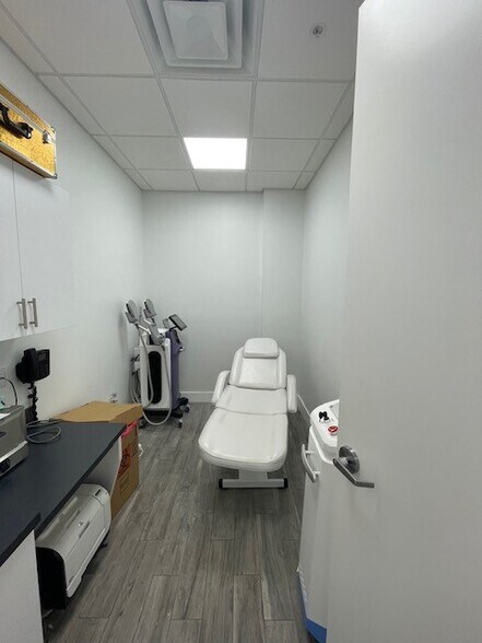 More Photos Of 10450 NW 33rd St, Doral Office For Sale