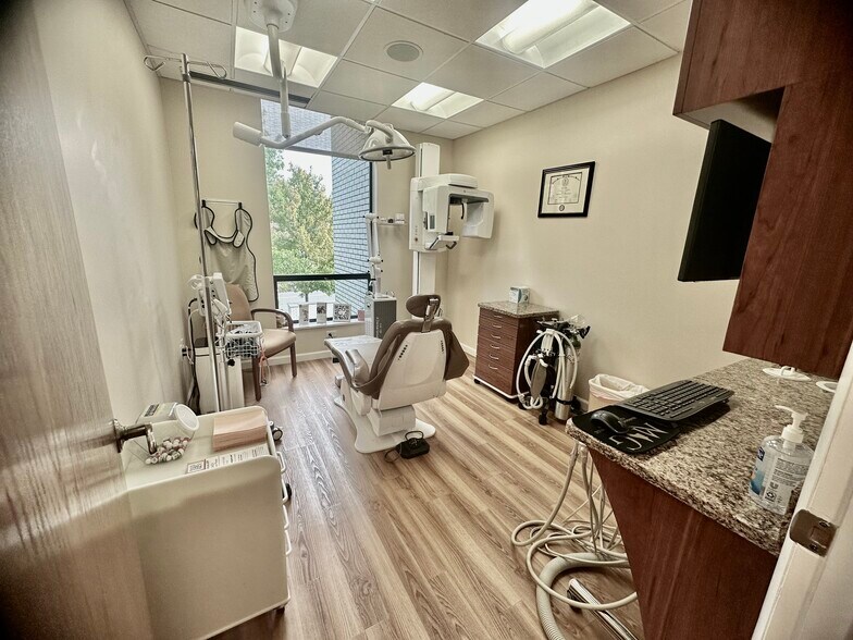 More Photos Of 4 Dearfield Dr, Greenwich Medical For Lease