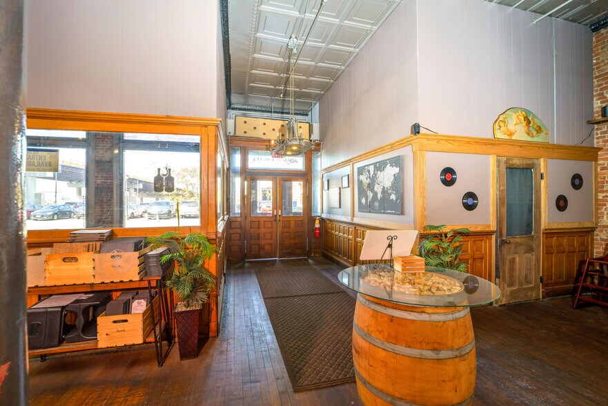 More Photos Of 923 N E St, Richmond Storefront For Sale