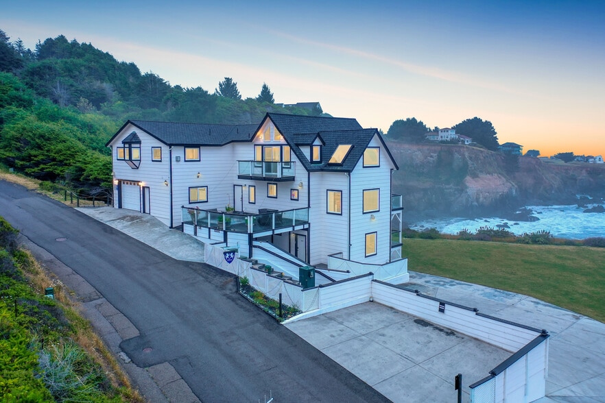 More Photos Of 266 Dolphin Dr, Whitethorn Hotel For Sale