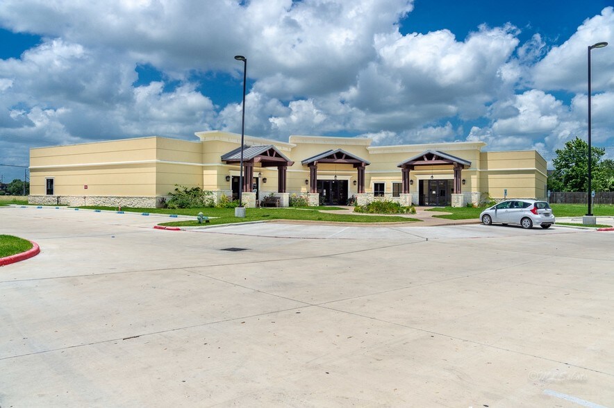 More Photos Of 106 Springwood Dr, Victoria Medical For Sale