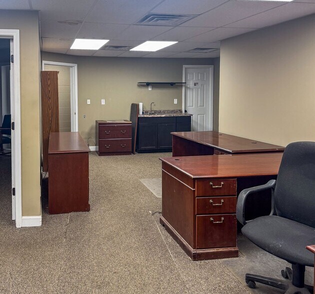 More Photos Of 10926 Lin Valle Dr, Affton Warehouse For Lease
