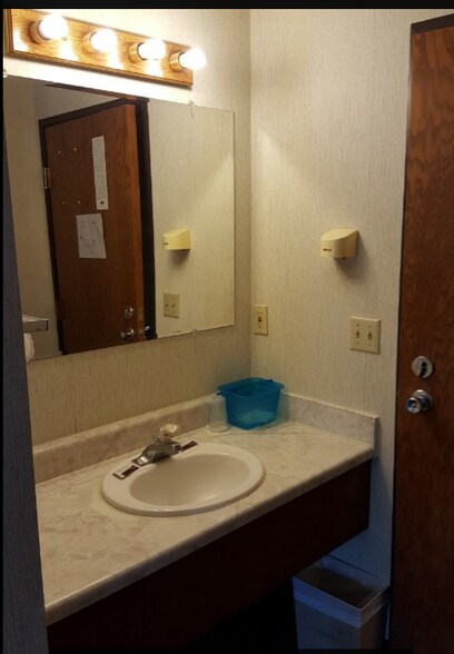 More Photos Of 2102 E Main St, Albert Lea Hotel For Sale