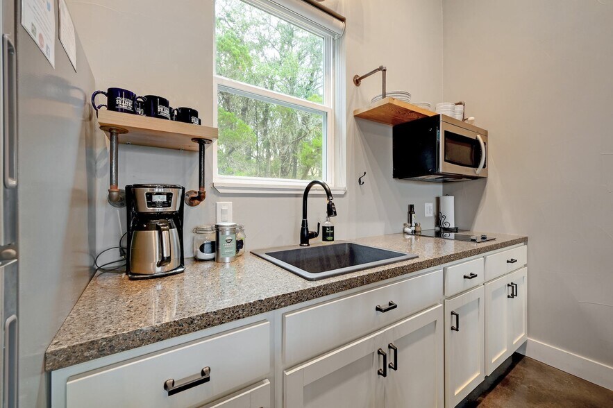 More Photos Of 7400 McGregor Ln, Dripping Springs Hotel For Sale
