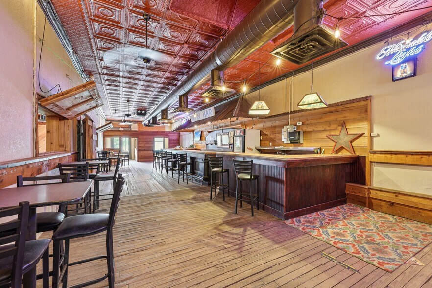 More Photos Of 113 N Main St, Moulton Bar For Sale