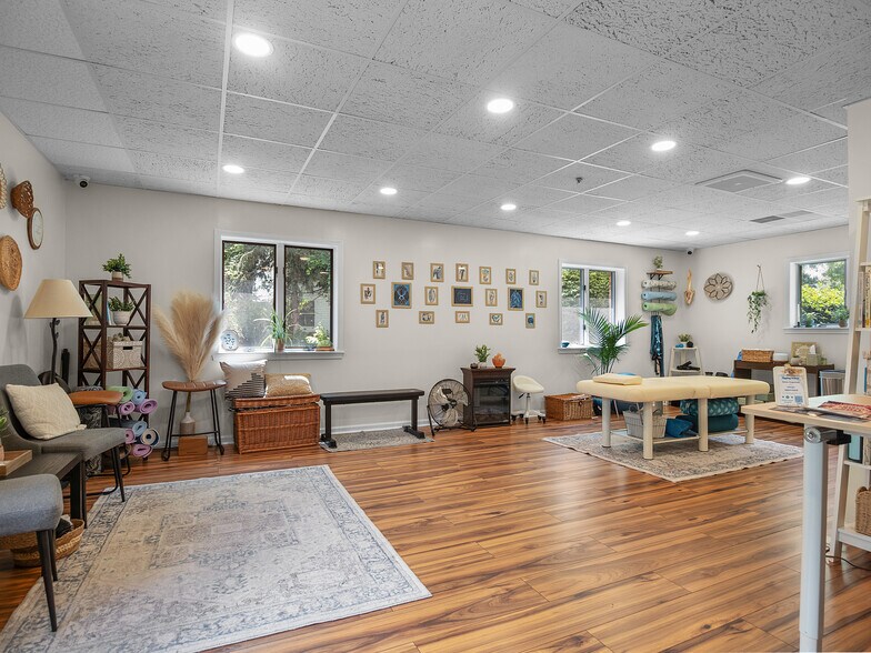 More Photos Of 644 E Main St, Palmyra Office For Sale