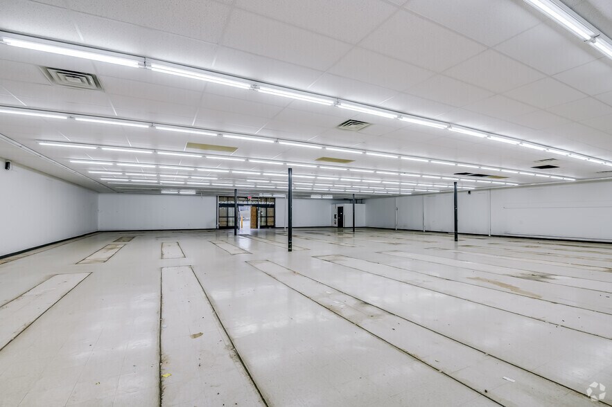 More Photos Of 1300 E Locust St, Milwaukee Convenience Store For Sale