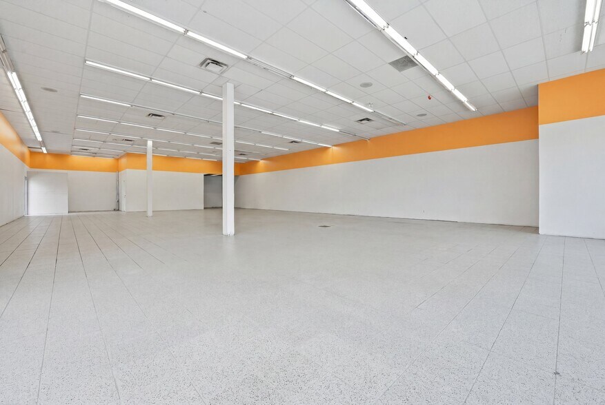 More Photos Of 214 Rue Saint-Antoine-Nord, Lavaltrie General Retail For Lease