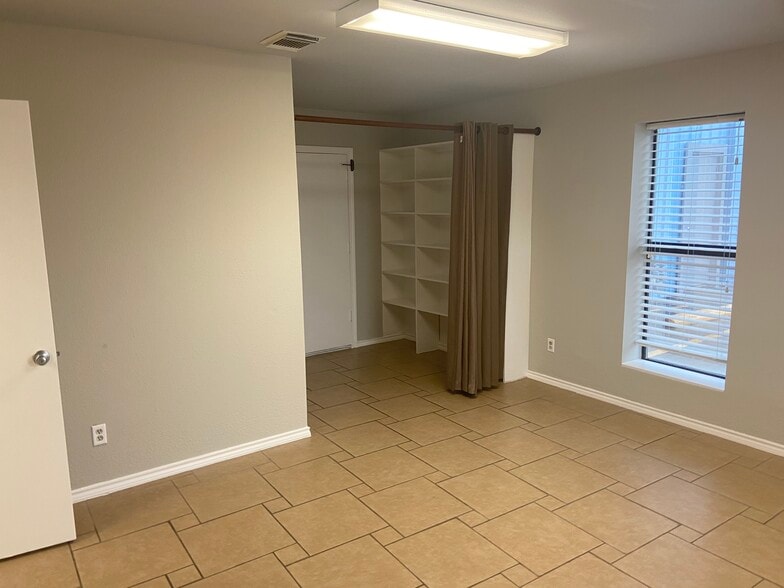 More Photos Of 1917 Hydro Dr, Austin Warehouse For Sale