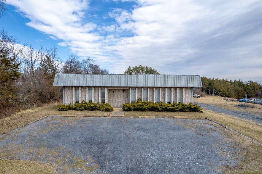 More Photos Of 52 Mid Valley, Verona Light Manufacturing For Sale