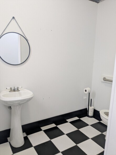 More Photos Of 717 Walnut St, Columbus Storefront Retail Office For Sale