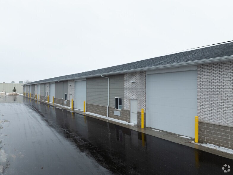 More Photos Of 1405 Enterprise Dr, De Pere Flex For Lease