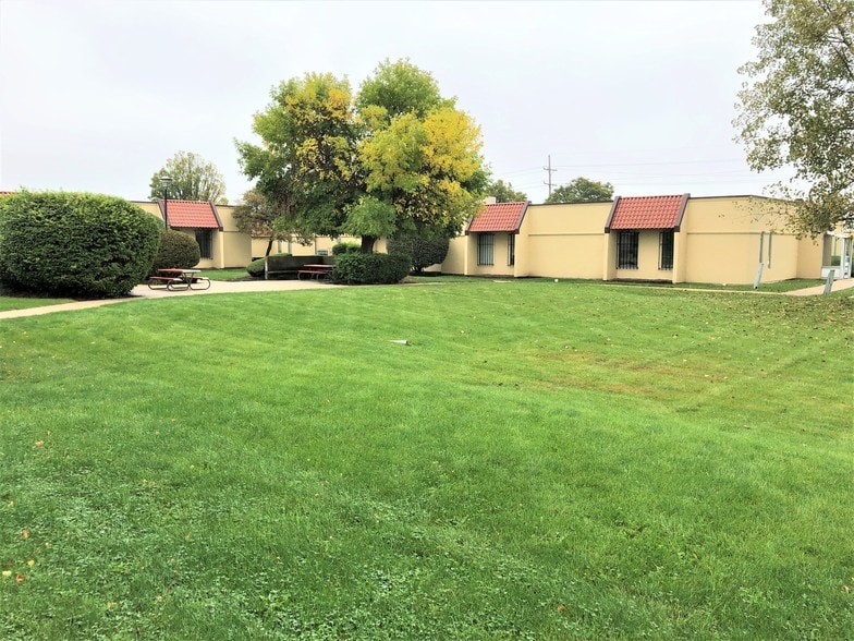 More Photos Of 1 Smoke Tree Plz, North Aurora Office For Lease