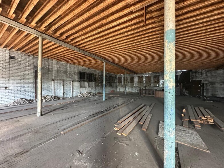 More Photos Of 512 E 47th St, Chicago Storefront Retail Office For Sale