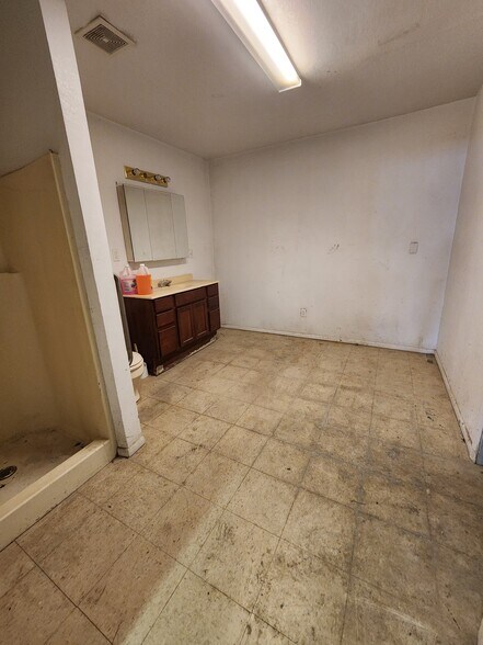 More Photos Of 111 E Maple St, Lamar Flex For Sale