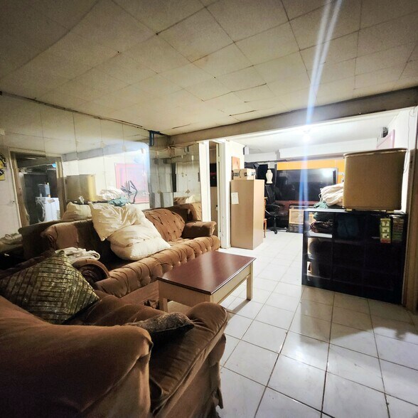 More Photos Of 1507 W Oakland Ave, Austin Hotel For Sale