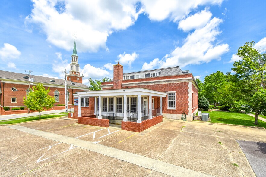 More Photos Of 82 Court Sq, Alexander City Flex For Sale