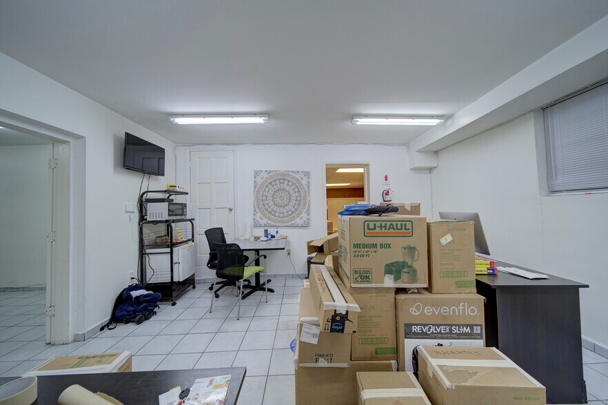 More Photos Of 330-332 W 9th St, Hialeah Storefront Retail Office For Lease