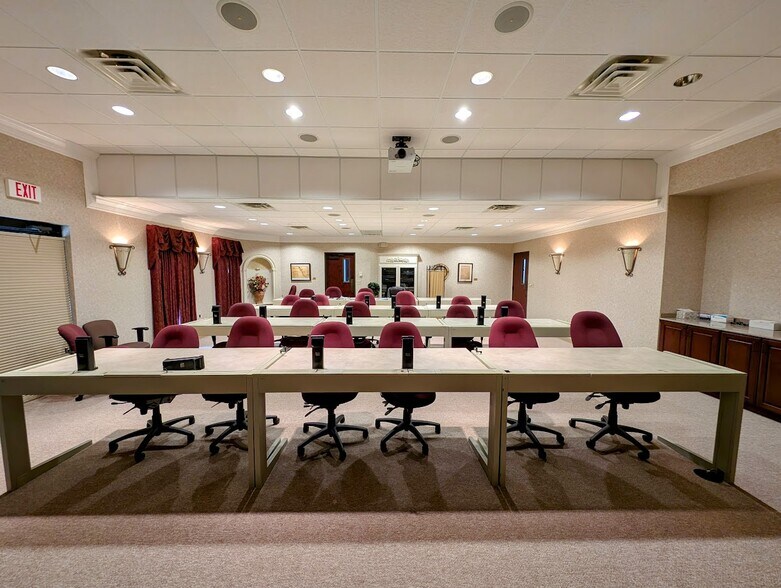 More Photos Of 6900 Sanger Ave, Waco Office For Sale