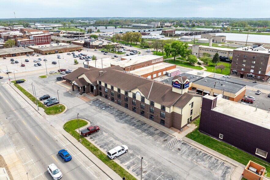More Photos Of 222 W 2nd St, Ottumwa Hotel For Sale