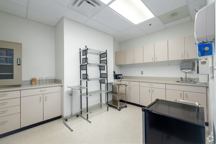 More Photos Of 6020 Meadowridge Center Dr, Elkridge Medical For Lease