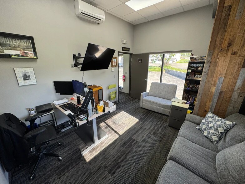 More Photos Of 1819 E Broadway Ave, Maryville Bank For Sale
