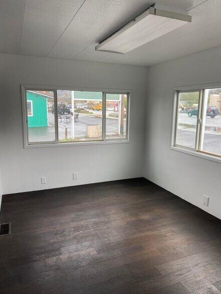 More Photos Of 950 Rogue River Hwy, Grants Pass Office For Sale