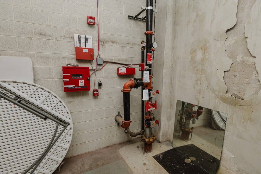 More Photos Of 724 N Main St, Newton Storefront For Sale