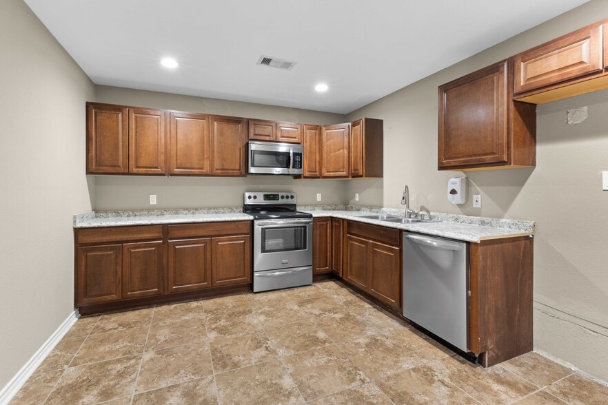 More Photos Of 1618 Callaway Dr, Alvin Warehouse For Lease