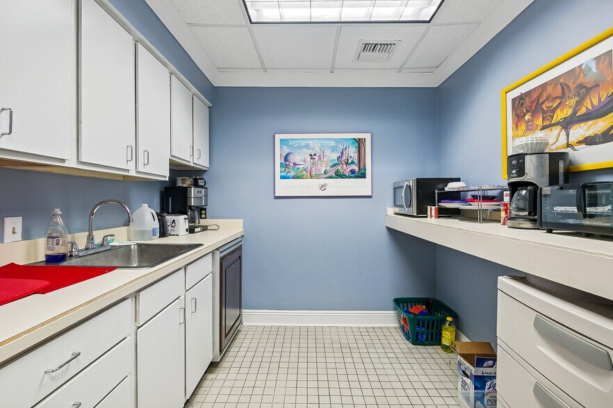 More Photos Of 2309 N Hullen St, Metairie Serviced Offices For Sale