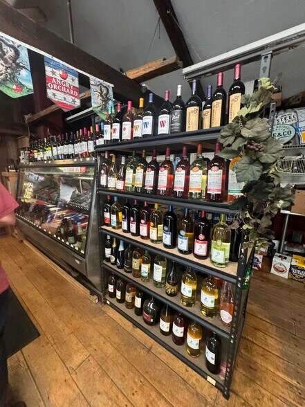 More Photos Of 166 S Riverside Ave, Pequabuck Freestanding For Sale