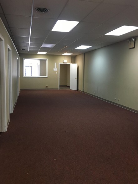 More Photos Of 4640-4650 Oakton St, Skokie Storefront For Lease