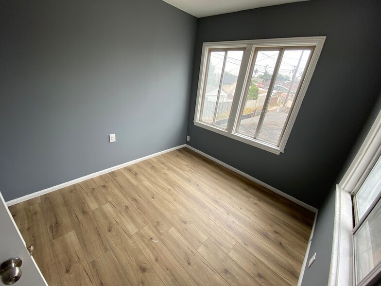 More Photos Of 961 W 47th St, Los Angeles Apartments For Sale