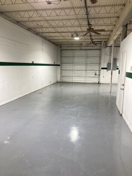 More Photos Of 4044 NE 5th Ter, Oakland Park Warehouse For Lease