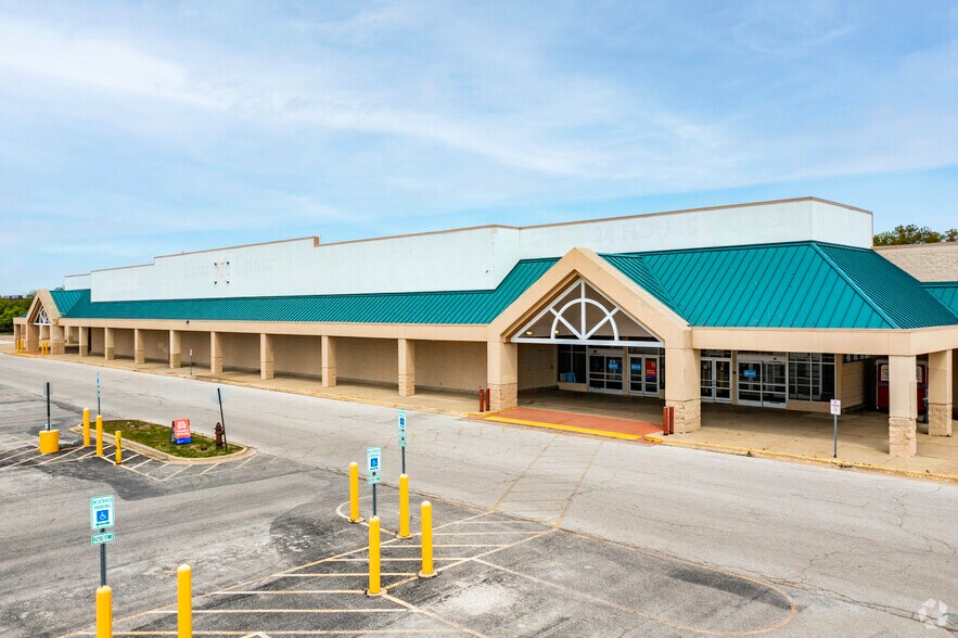 Primary Photo Of 400 E Rollins Rd, Round Lake Beach General Retail For Lease