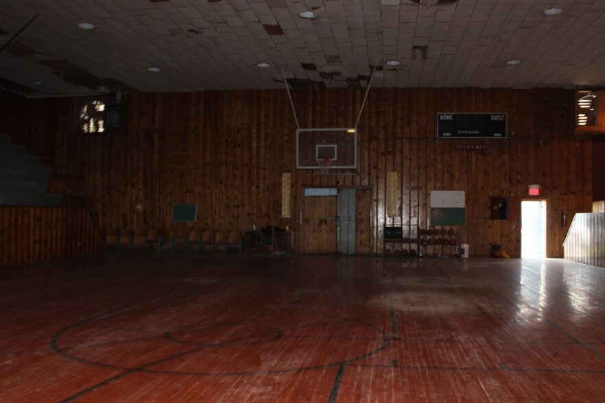 More Photos Of 1871 Elm, Waynoka Sports And Entertainment For Sale