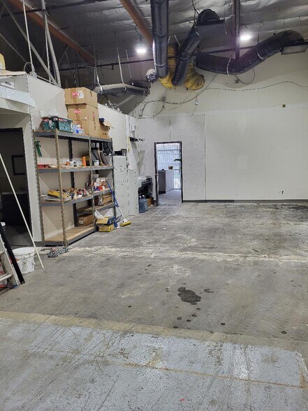 More Photos Of 2211 S Hunts Ln, San Bernardino Showroom For Lease