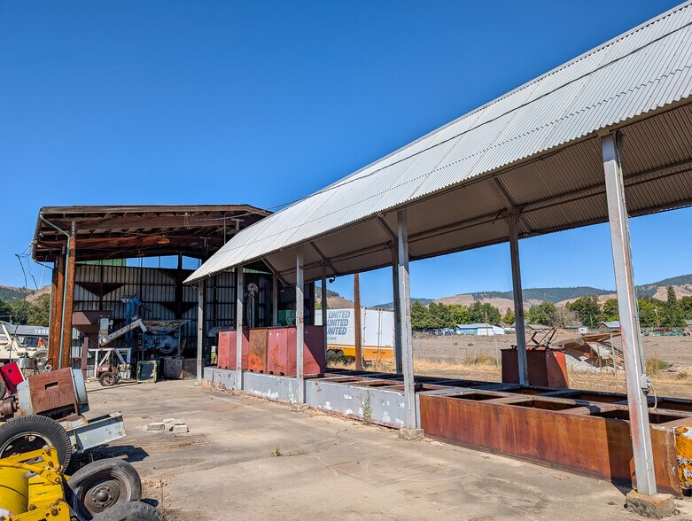 More Photos Of 1621 N Spruce St, La Grande Manufacturing For Sale