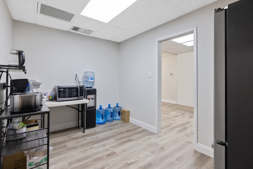 More Photos Of 1620 W Mineral King Ave, Visalia Office For Sale