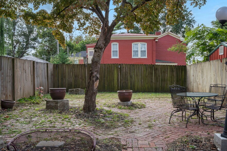 More Photos Of 901 Franklin Ave, Lexington General Retail For Sale