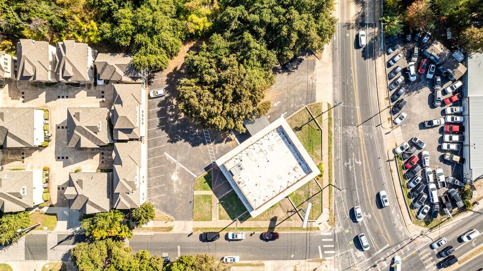 More Photos Of 1610 W North Loop Blvd, Austin Bank For Lease