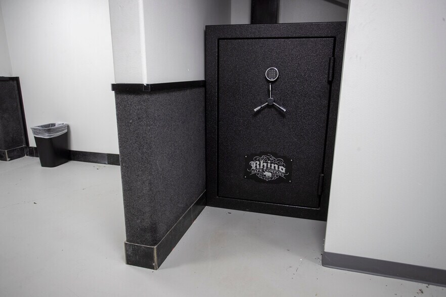 More Photos Of 25000 US 59 Rd, El Campo Flex For Sale