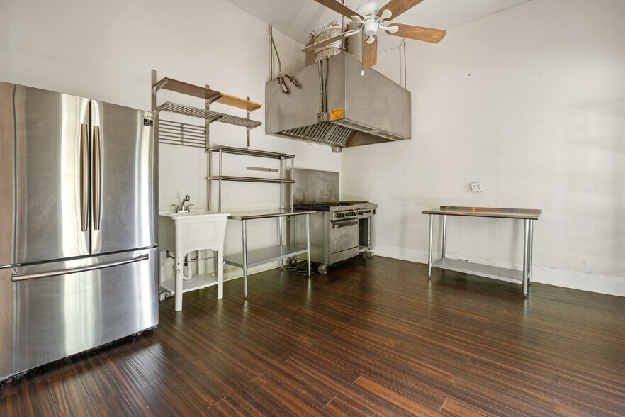 More Photos Of 1012 N Flores St, San Antonio Storefront Retail Residential For Sale