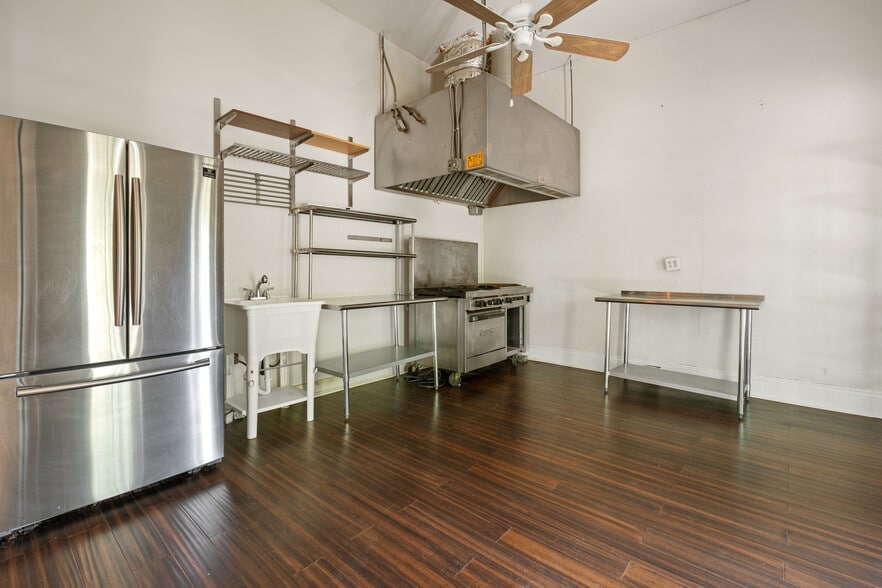 More Photos Of 1012 N Flores St, San Antonio General Retail For Lease