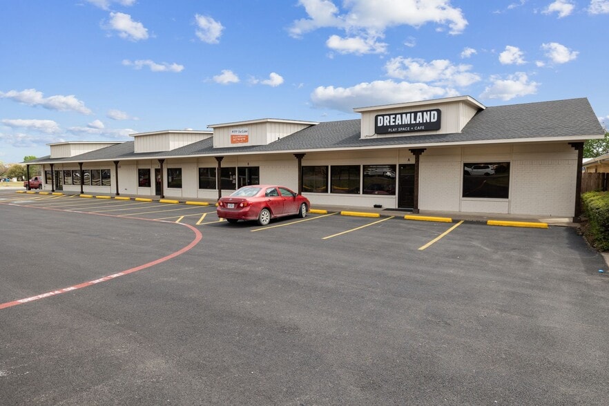 More Photos Of 520 N Broadway St, Joshua Storefront Retail Office For Lease