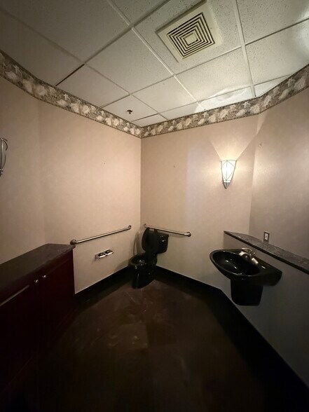 More Photos Of 39525 14 Mile Rd, Novi Medical For Lease